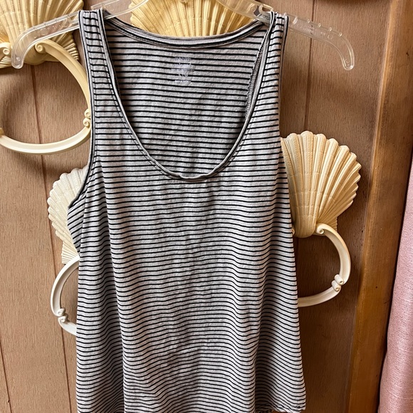 Group of 4 OLD NAVY Summer Shirts Prior Season Tank Top Style Size Large - Picture 4 of 8